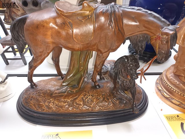 Lot 663 - beeld paard met hond - afbeelding 2 van  3