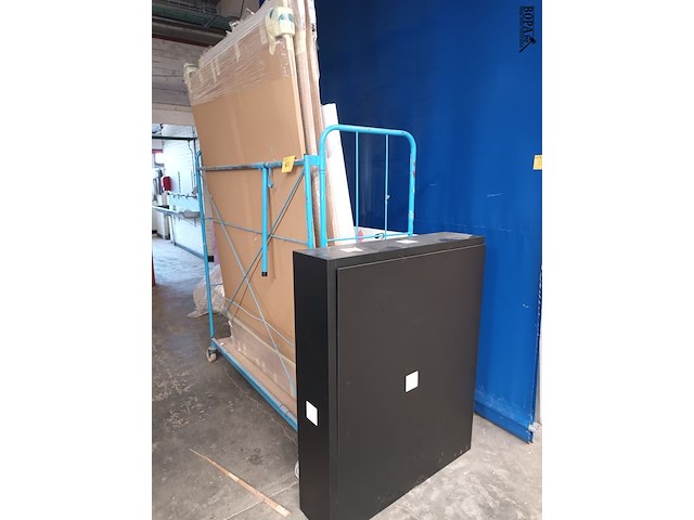 Lot 663 - blauwe transportkar met inhoud - afbeelding 1 van  3