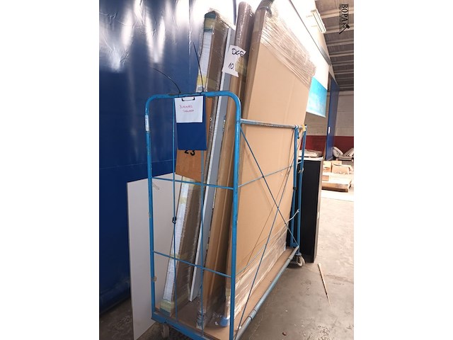 Lot 663 - blauwe transportkar met inhoud - afbeelding 2 van  3