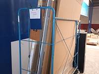 Lot 663 - blauwe transportkar met inhoud - afbeelding 2 van  3