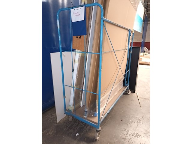 Lot 663 - blauwe transportkar met inhoud - afbeelding 3 van  3