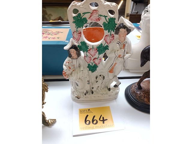 Lot 664 - beeld in porselein - afbeelding 1 van  2