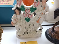 Lot 664 - beeld in porselein - afbeelding 1 van  2