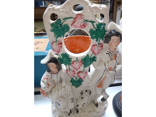 Lot 664 - beeld in porselein - afbeelding 2 van  2