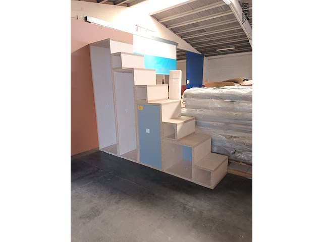 Lot 668 - trap met opbergruimte - afbeelding 1 van  3