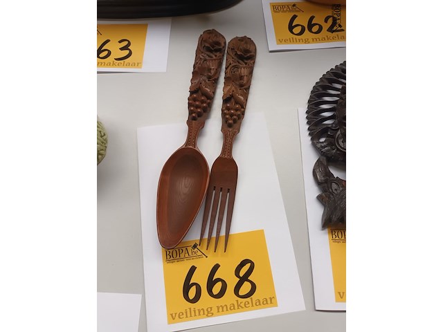 Lot 668 - vork en lepel in houtsnijwerk - afbeelding 1 van  3