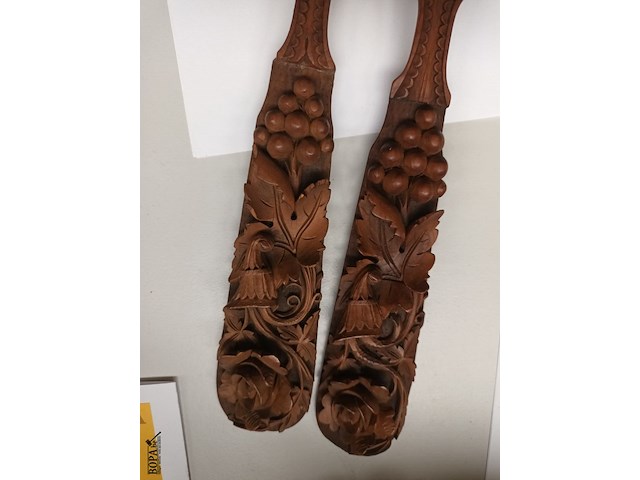 Lot 668 - vork en lepel in houtsnijwerk - afbeelding 2 van  3