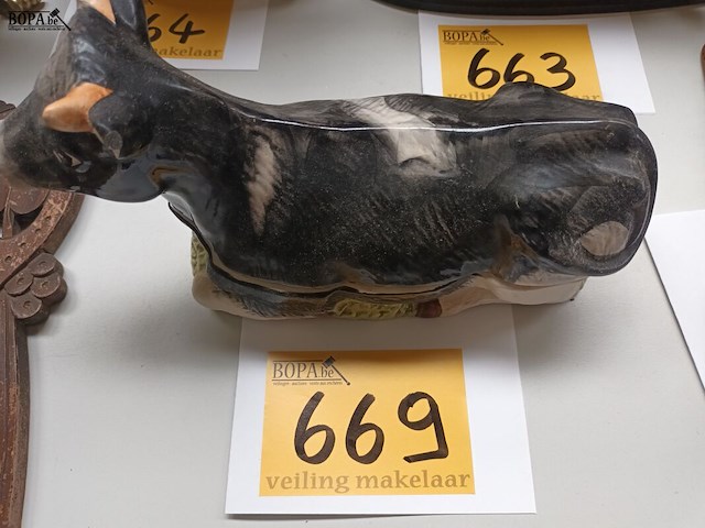 Lot 669 - dekselpot koe - afbeelding 1 van  4