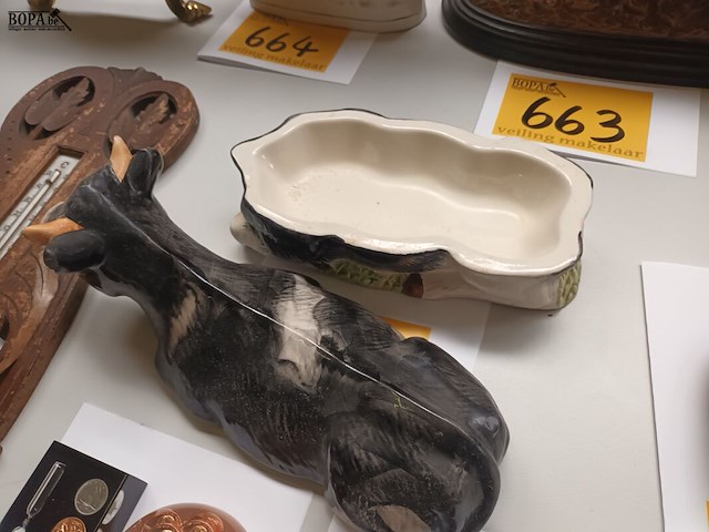 Lot 669 - dekselpot koe - afbeelding 3 van  4