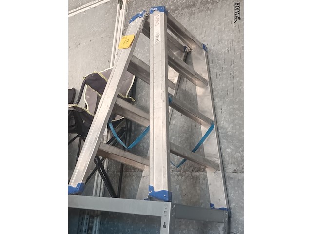 Lot 67 - aluminium trapladder - afbeelding 1 van  2