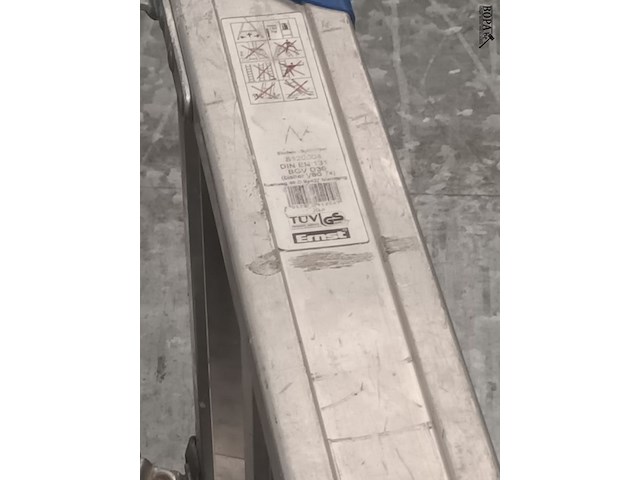 Lot 67 - aluminium trapladder - afbeelding 2 van  2