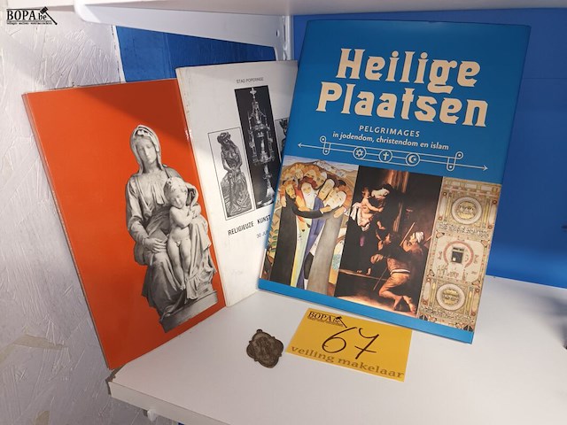 Lot 67 - boeken religie en medaillon. 4 stuks - afbeelding 1 van  4