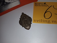 Lot 67 - boeken religie en medaillon. 4 stuks - afbeelding 4 van  4