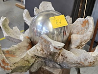 Lot 67 - decoratieve boomwortel met metalen bol - afbeelding 1 van  2