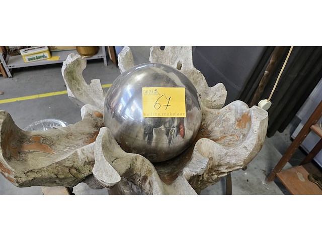 Lot 67 - decoratieve boomwortel met metalen bol - afbeelding 2 van  2