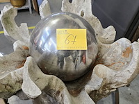 Lot 67 - decoratieve boomwortel met metalen bol - afbeelding 2 van  2