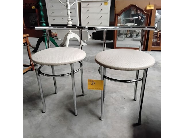 Lot 67 - duo retro stoelen met verchroomd frame en beige zitting. - afbeelding 1 van  1