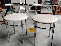Lot 67 - duo retro stoelen met verchroomd frame en beige zitting. - afbeelding 1 van  1