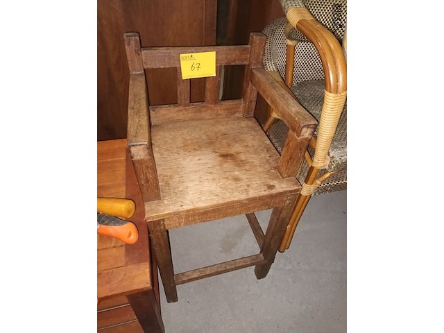 Lot 67 - houten brutalistische stoel - afbeelding 1 van  3