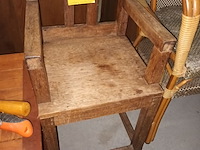 Lot 67 - houten brutalistische stoel - afbeelding 1 van  3