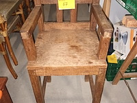 Lot 67 - houten brutalistische stoel - afbeelding 2 van  3