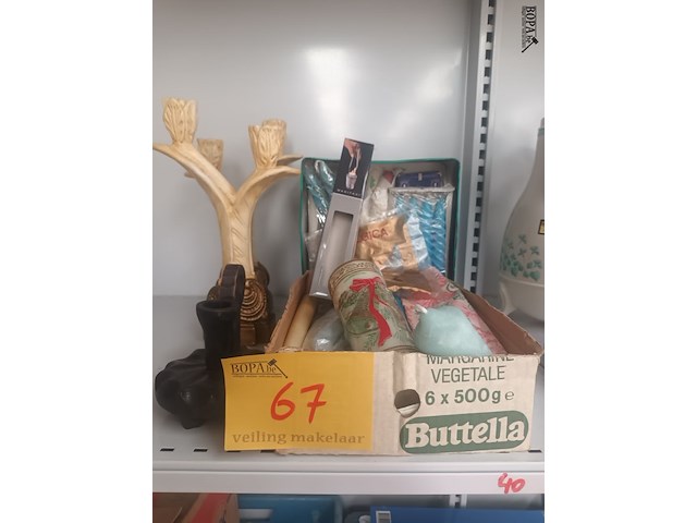 Lot 67 - kandelaars en kaarsen - afbeelding 1 van  4