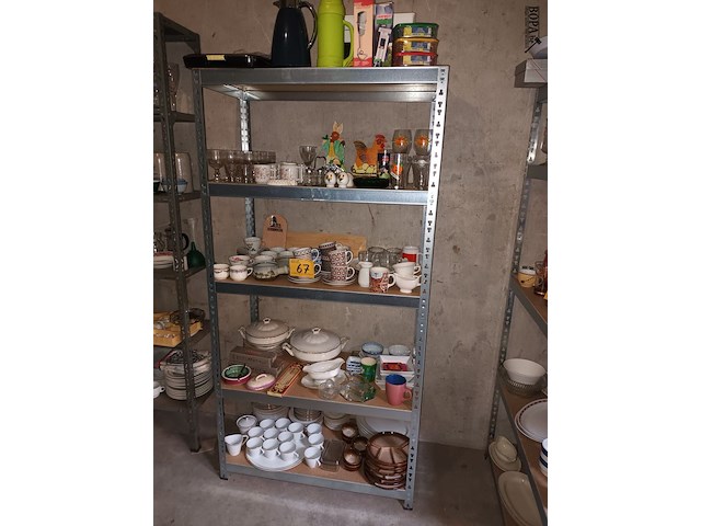 Lot 67 - keukenmateriaal en huisraad. inhoud rek - afbeelding 1 van  5