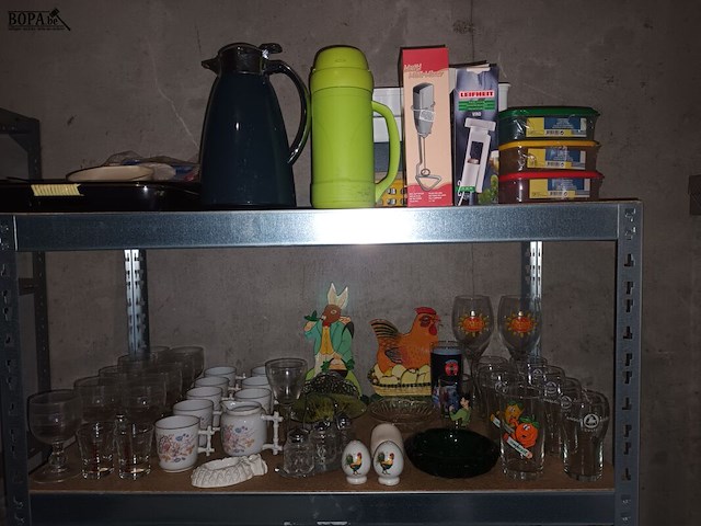 Lot 67 - keukenmateriaal en huisraad. inhoud rek - afbeelding 2 van  5