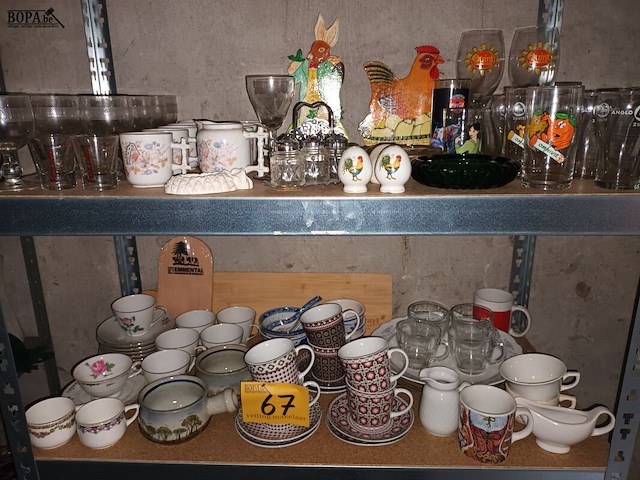 Lot 67 - keukenmateriaal en huisraad. inhoud rek - afbeelding 3 van  5