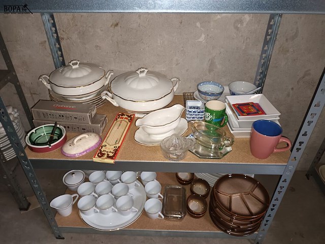 Lot 67 - keukenmateriaal en huisraad. inhoud rek - afbeelding 4 van  5