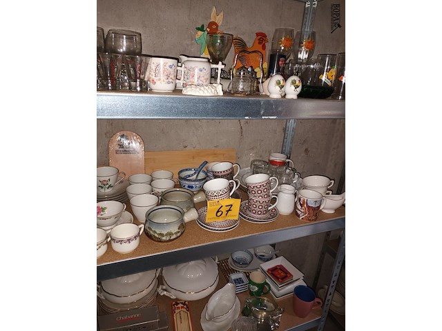 Lot 67 - keukenmateriaal en huisraad. inhoud rek - afbeelding 5 van  5