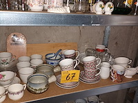 Lot 67 - keukenmateriaal en huisraad. inhoud rek - afbeelding 5 van  5
