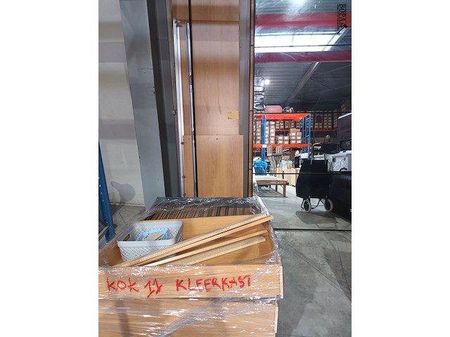 Lot 67 - kleerkast met spiegeldeur - afbeelding 1 van  10