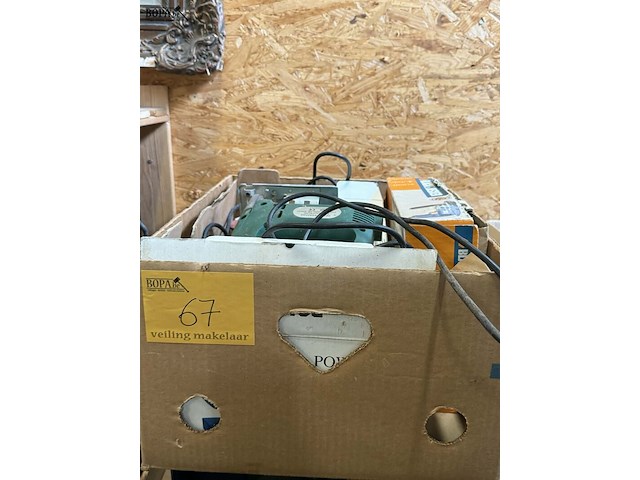 Lot 67 - lot gereedschap: electrische boor 500w - vlakschuurmachine - afbeelding 1 van  7