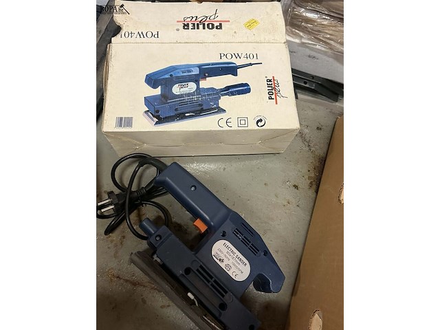 Lot 67 - lot gereedschap: electrische boor 500w - vlakschuurmachine - afbeelding 5 van  7