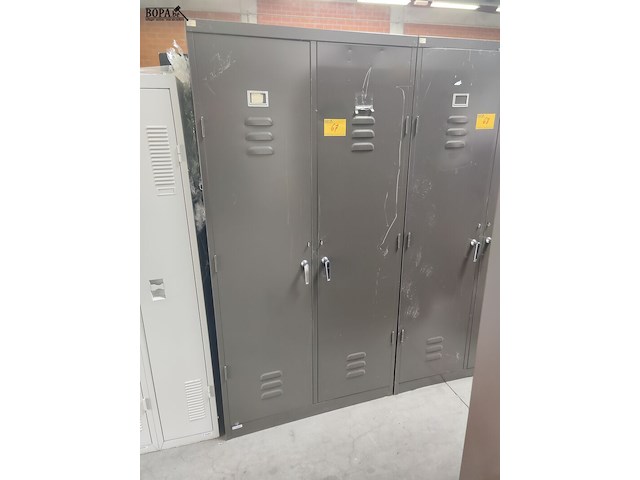 Lot 67 - metalen dressingkast - afbeelding 1 van  2