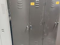 Lot 67 - metalen dressingkast - afbeelding 1 van  2