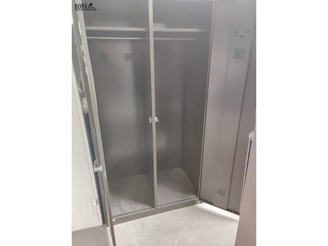 Lot 67 - metalen dressingkast - afbeelding 2 van  2