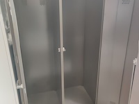 Lot 67 - metalen dressingkast - afbeelding 2 van  2