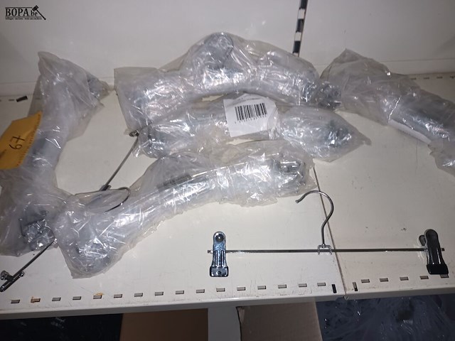 Lot 67 - metalen kleerhangers - afbeelding 3 van  3