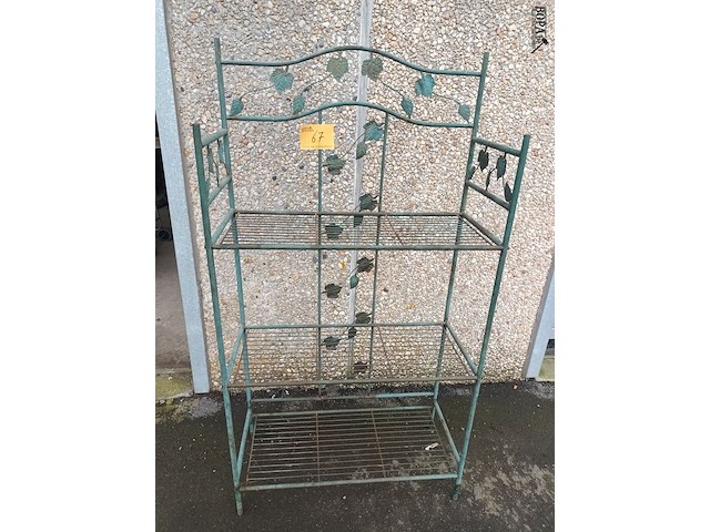 Lot 67 - metalen plantenrek - afbeelding 1 van  4