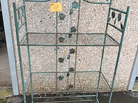 Lot 67 - metalen plantenrek - afbeelding 1 van  4