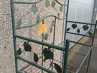 Lot 67 - metalen plantenrek - afbeelding 3 van  4