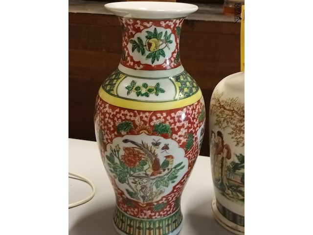 Lot 67 - oosterse vazen. 3 stuks - afbeelding 2 van  7