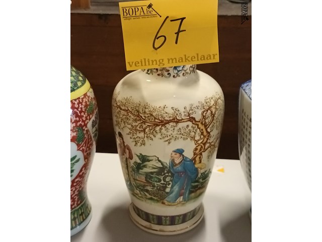 Lot 67 - oosterse vazen. 3 stuks - afbeelding 4 van  7