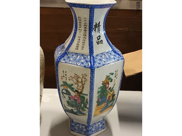 Lot 67 - oosterse vazen. 3 stuks - afbeelding 6 van  7