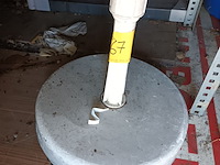 Lot 67 - parasolvoet - afbeelding 1 van  2