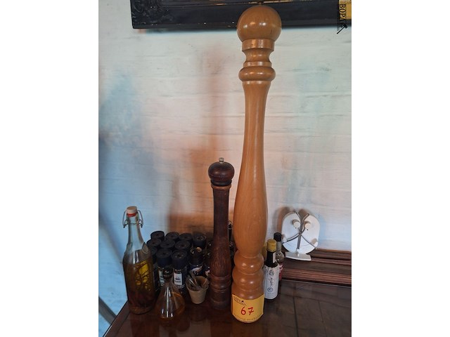 Lot 67 - peper –en zoutmolens en olie. 26 stuks - afbeelding 1 van  1