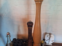 Lot 67 - peper –en zoutmolens en olie. 26 stuks - afbeelding 1 van  1