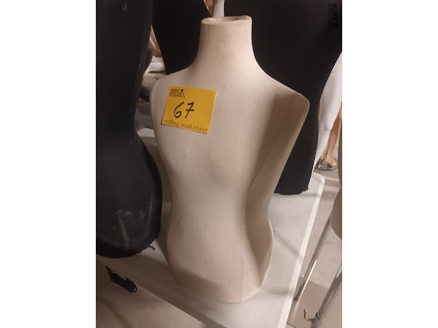 Lot 67 - stoffen buste. 5 stuks - afbeelding 2 van  4